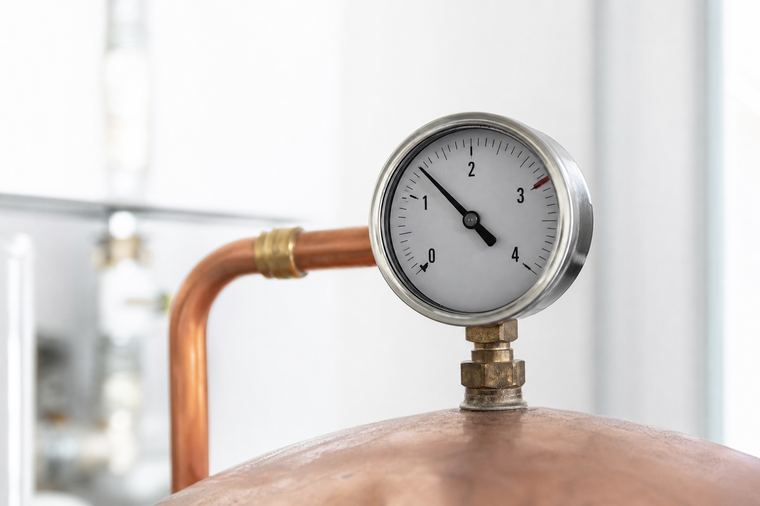 Contatore grigio con quadrante analogico e numeri leggibili