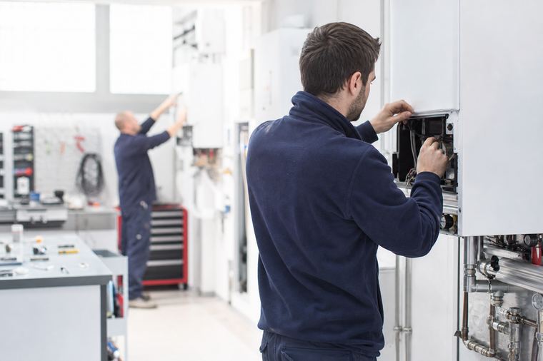 Furgone da lavoro parcheggiato lungo il marciapiede di una via