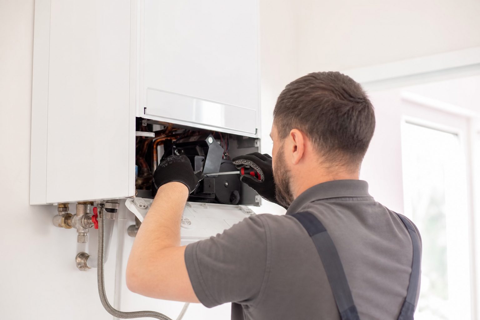 Serie di interruttori e prese elettriche di vario tipo montati su una parete bianca.